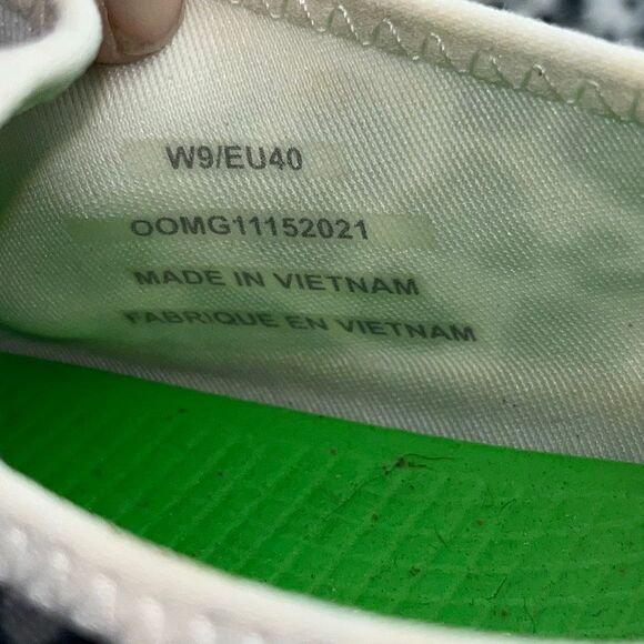 OOFOS Women's Black White OOmg Eezee Low Snow Leopard Recovery Shoes Size W9 - Picture 8 of 9